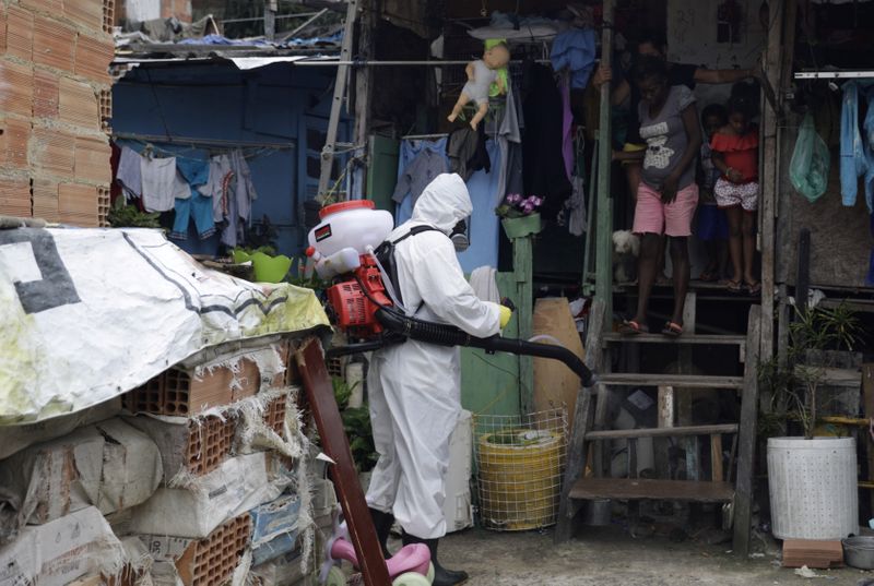 &copy; Reuters. Morador da favela Santa Marta desinfecta barraco na comunidade
