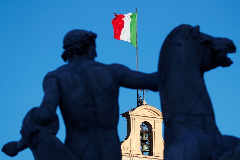 &copy; Reuters. Una bandiera italiana sopra al Palazzo del Quirinale a Roma