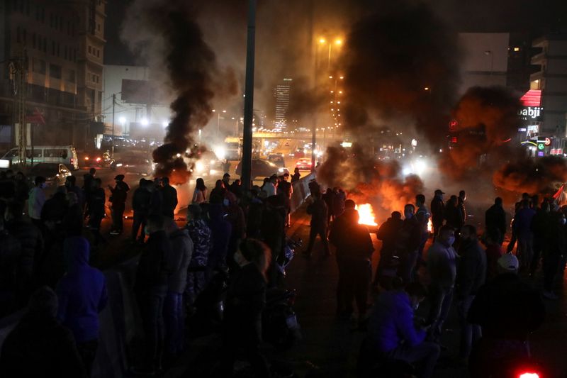 &copy; Reuters. المحتجون يغلقون طرقا رئيسية في لبنان لليوم الثالث بسبب الأزمة الاقتصادية