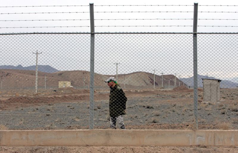 &copy; Reuters. FOTO DE ARCHIVO: Un soldado iraní realiza su turno de guardia en el interior de la planta de enriquecimiento de uranio de Natanz