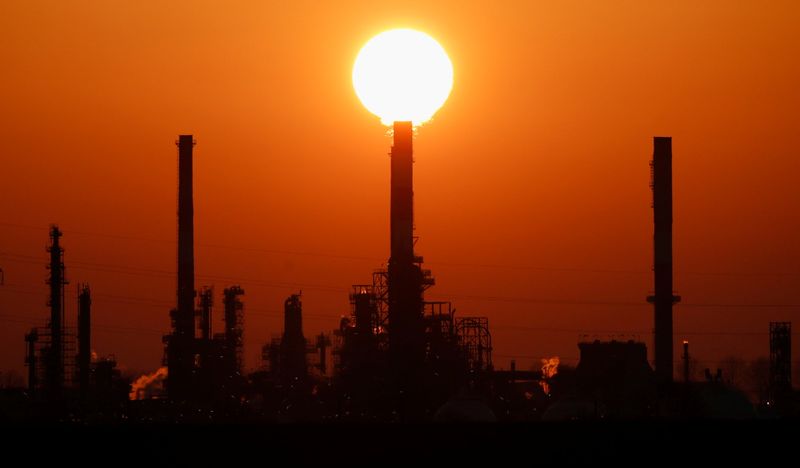 &copy; Reuters. النفط يعتلي ذروة عام مع تمديد أوبك+ تخفيضات الإنتاج