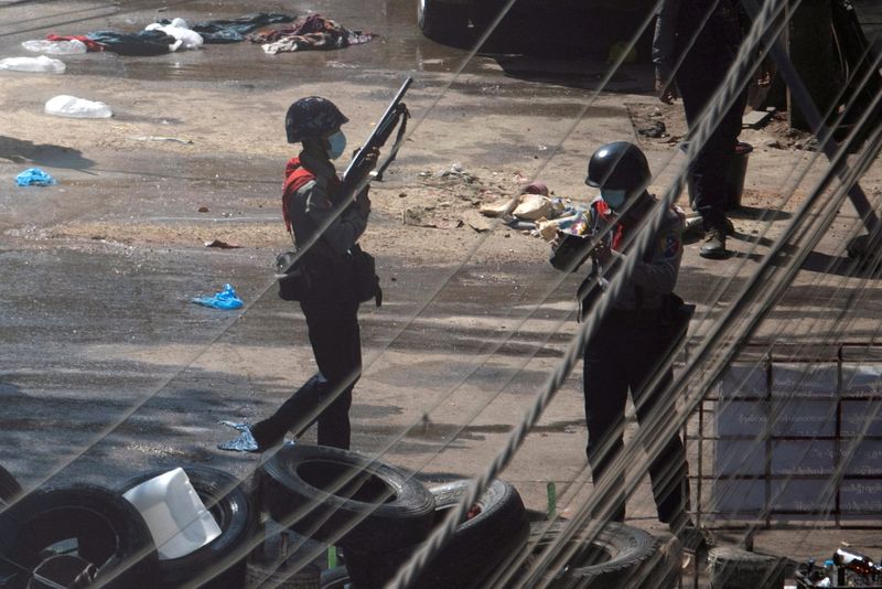 &copy; Reuters. Forças de segurança durante protesto em Yangon