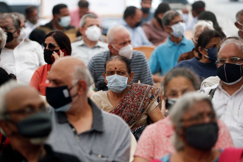 &copy; Reuters. FOTO DE ARCHIVO: Unas personas esperan para recibir una dosis de COVISHIELD en Mumbai, India