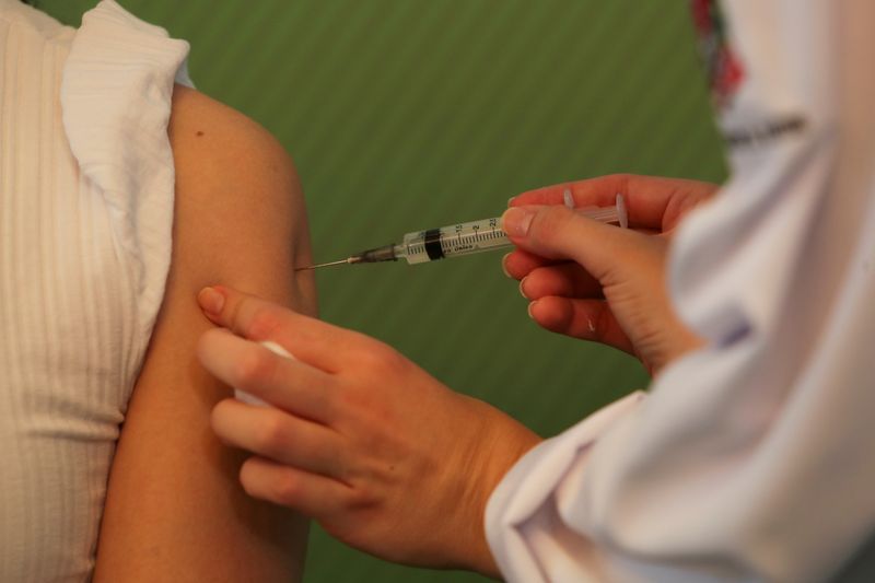 &copy; Reuters. FOTO DE ARCHIVO: Una enfermera recibe una dosis de la vacuna contra COVID-19 de Sinovac en Sao Paulo, Brasil