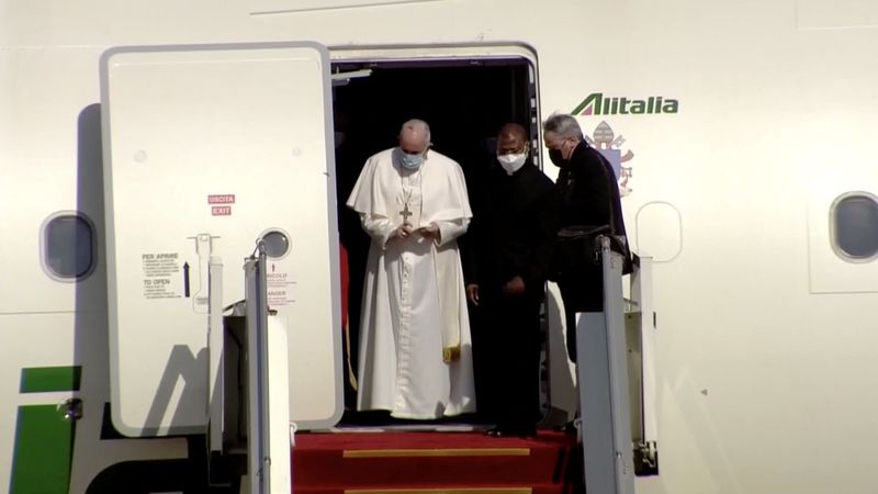 © Reuters. البابا فرنسيس يصل بغداد في أول زيارة باباوية للعراق