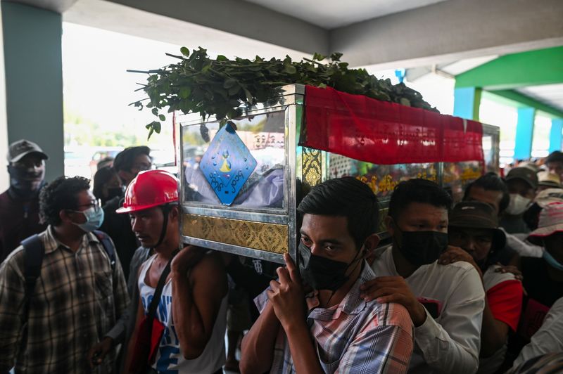 &copy; Reuters. Funeral de víctimas de disparos policiales en protestas, Rangún