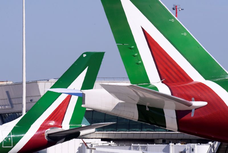 &copy; Reuters. Aerei Alitalia all&apos;aeroporto Leonardo da Vinci-Fiumicino di Roma