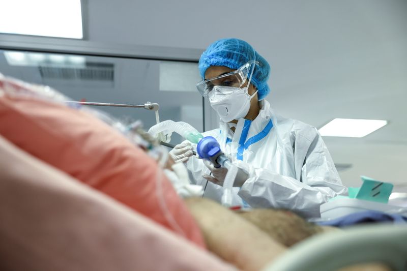 &copy; Reuters. Enfermeira atende paciente da Covid-19 em hospital de Atenas