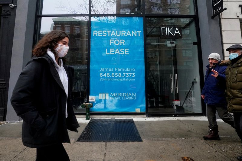 &copy; Reuters. Alcuni passanti davanti a un ristorante chiuso durante a New York City