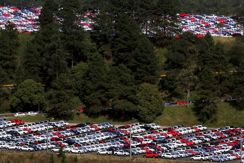 &copy; Reuters. Carros da Volkswagen na fábrica da empresa em São Bernardo do Campo