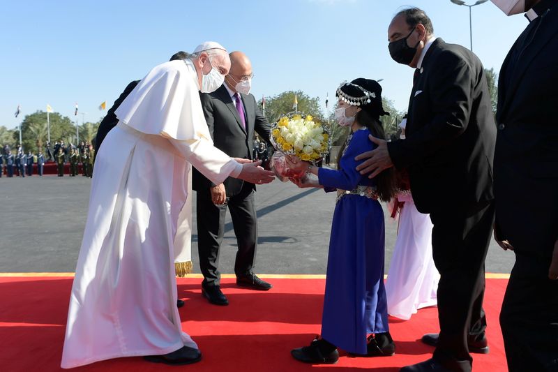 &copy; Reuters. Papa Francisco desembarca no Iraque