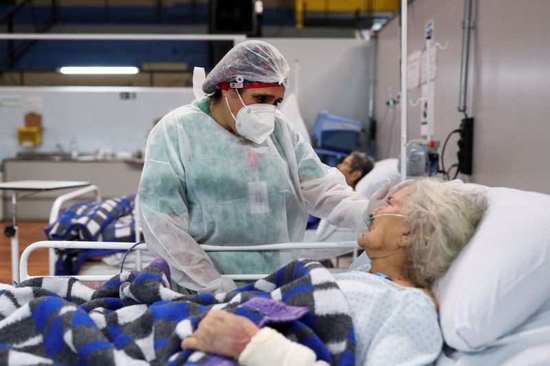 &copy; Reuters. Enfermeira de um hospital em Santo André, no Estado de São Paulo, conversa com paciente idosa. 01/01/2021. REUTERS/Amanda Perobelli.