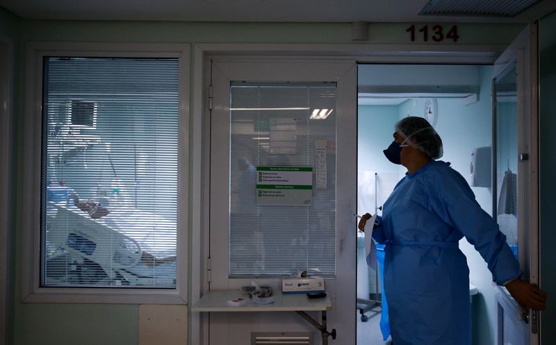 &copy; Reuters. Integrante de equipe médica de hospital em Porto Alegre. 19/11/2020. REUTERS/Diego Vara.