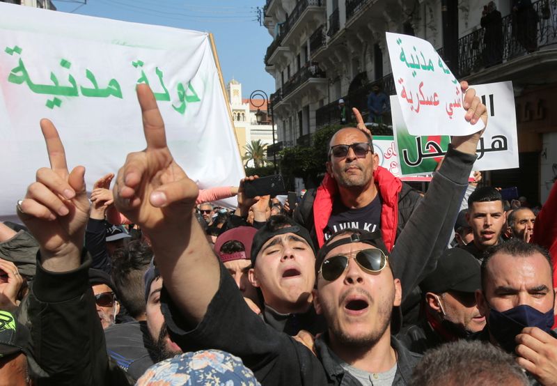© Reuters. آلاف الجزائريين يتظاهرون في الجمعة الثانية على التوالي