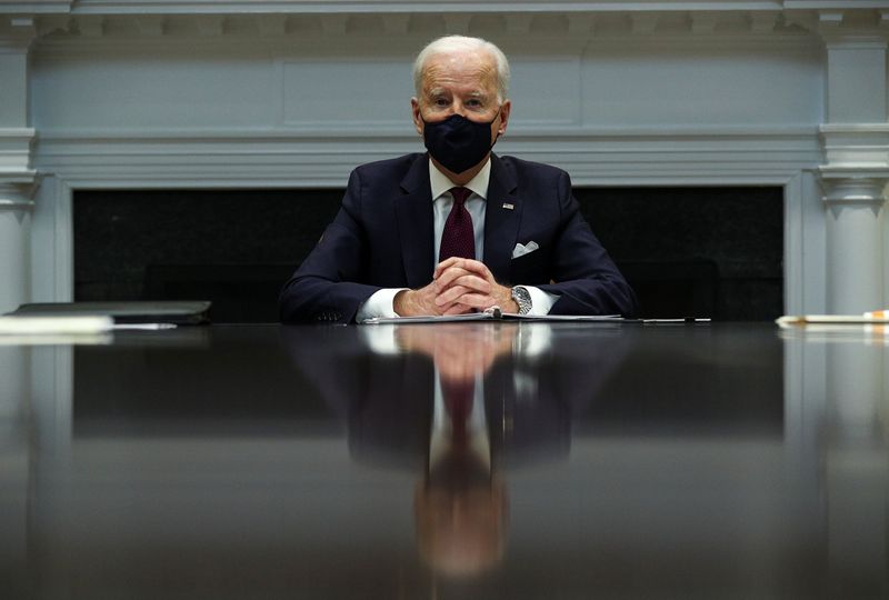 &copy; Reuters. U.S. President Joe Biden receives economic briefing at the White House in Washington