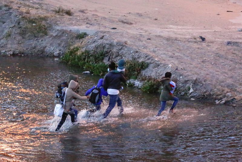 &copy; Reuters. Migrants cross the Rio Bravo river to turn themselves in to U.S Border Patrol agents to request for asylum in El Paso, Texas, U.S., as seen from Ciudad Juarez