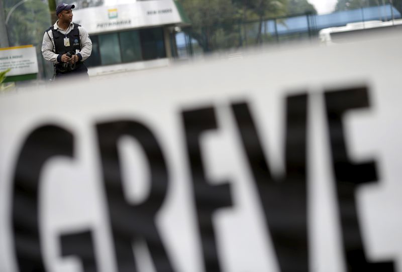 &copy; Reuters. Manifestação de petroleiros durante greve em 2015