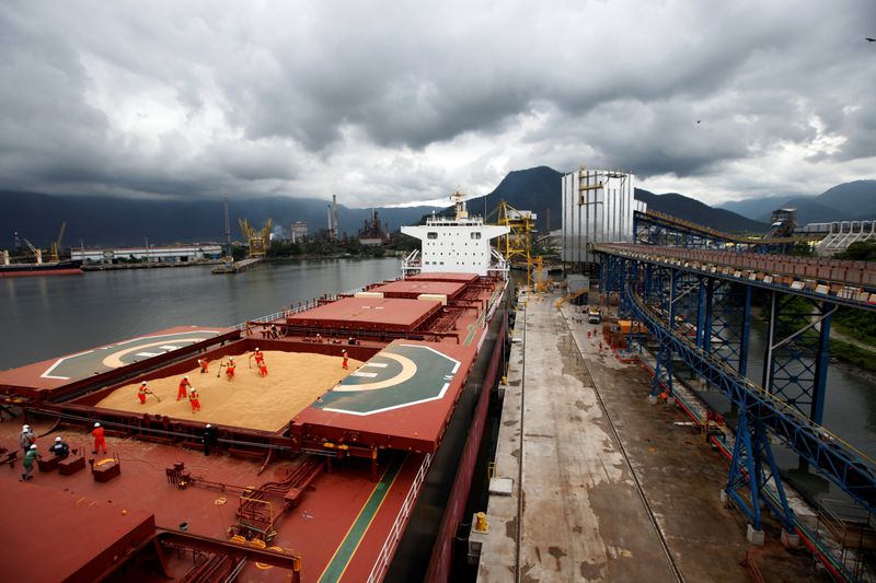 &copy; Reuters. Trabalhadores carregam soja em navio em terminal em Santos (SP) para exportação à China