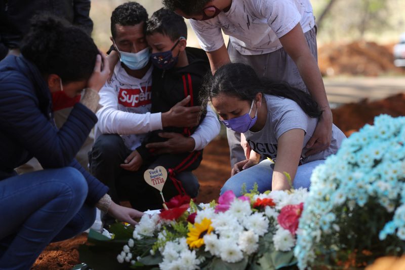 &copy; Reuters. Enterro em cemitério em São Paulo (SP) durante pandemia de coronavírus