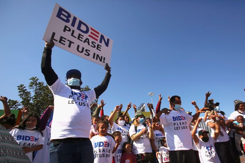 &copy; Reuters. Imigrantes esperam poder cruzar fronteira com o Estados Unidos