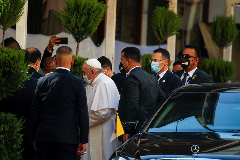 &copy; Reuters. التلفزيون الرسمي: البابا فرنسيس يصل إلى منزل المرجع الديني الأعلى لشيعة العراق