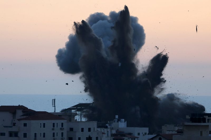 &copy; Reuters. صاروخ يسيقط فيما يتصاعد الدخان خلال غارة جوية إسرائيلية على غزة يوم الجمعة. تصوير: إبراهيم أبو مصطفى - رويترز