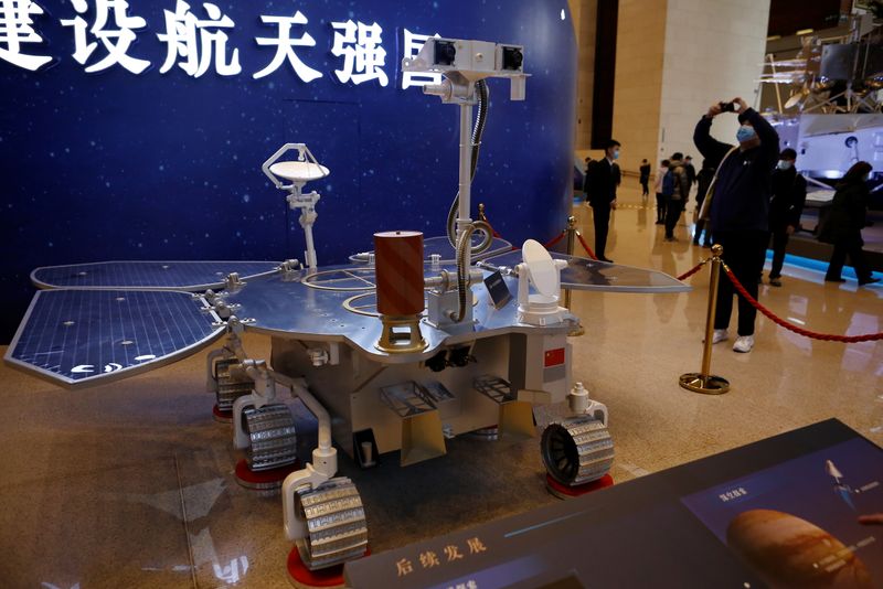 &copy; Reuters. 　５月１５日　新華社通信によると、中国の無人探査機「天問一号」が火星への着陸に成功した。写真は博物館に展示された天間一号の模型。３月３日、北京で撮影（２０２１年　ロイター