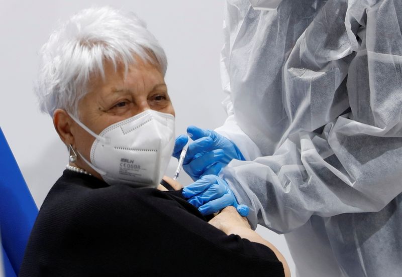 &copy; Reuters. امرأة تتلقى جرعة من لقاح مودرنا المضاد لفيروس كورونا في روما يوم 14 أبريل نيسان 2021. تصوير: يارا ناردي - رويترز.