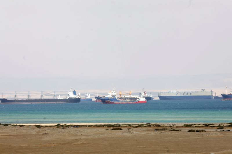 &copy; Reuters. سفن عند مدخل قناة السويس يوم 26 مارس آذار 2021. تصوير: محمد عبد الغني - رويترز