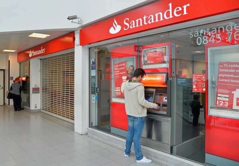 &copy; Reuters. Imagen de archivo de personas sacando dinero en una sucursal del banco Santander en Surrey Quays, sur de Londres, Reino Unido. 13 septiembre 2013. REUTERS/Toby Melville