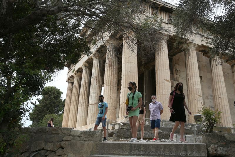 &copy; Reuters. سائحون في أثينا يوم السبت. تصوير: كوستاس بالتاس - رويترز.