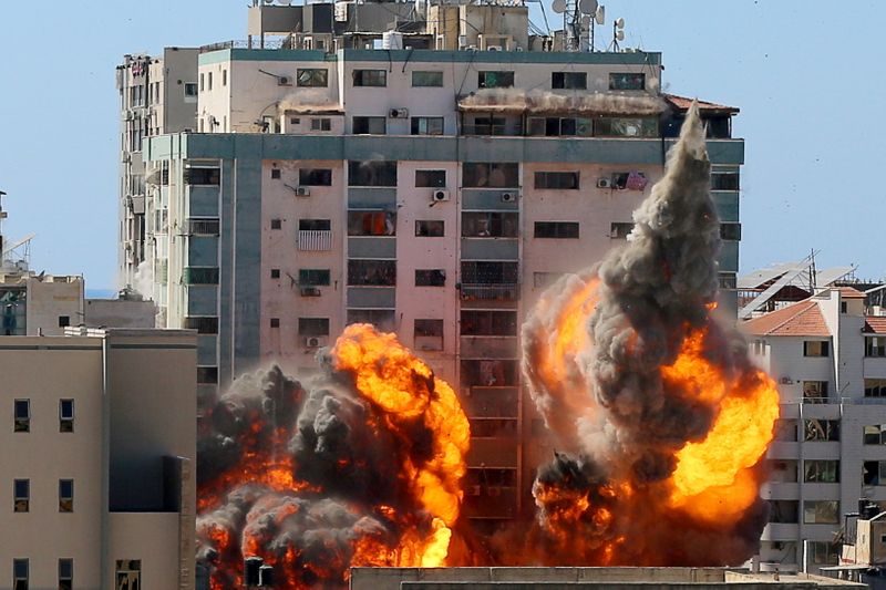 &copy; Reuters. Una explosión alcanza el edificio que alberga las oficinas de AP y Al Jazeera durante un ataque israelí con misiles en Ciudad de Gaza. 15 mayo 2021. REUTERS/Ashraf Abu Amrah. NO REVENTAS NI ARCHIVO.
