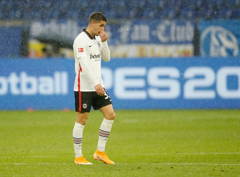 &copy; Reuters. أندريه سيلفا لاعب أينتراخت فرانكفورت متأثر بعد أن سجل ماثيو هوب الهدف الرابع لشالكه في دوري الدرجة الأولى الألماني لكرة القدم يوم السبت. تص