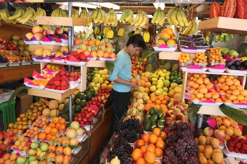 &copy; Reuters. Imagen de archivo de un puesto de frutas en un mercado de Lima, Perú. 2 noviembre 2018. REUTERS/Mariana Bazo