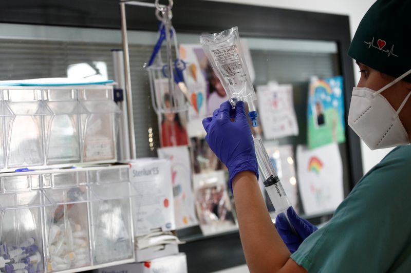 &copy; Reuters. Les autorités sanitaires françaises ont fait état samedi de 4.271 patients placés en soins critiques en raison du COVID-19, contre 4.352 vendredi. /Photo prise le 4 mai 2021/REUTERS/Benoit Tessier