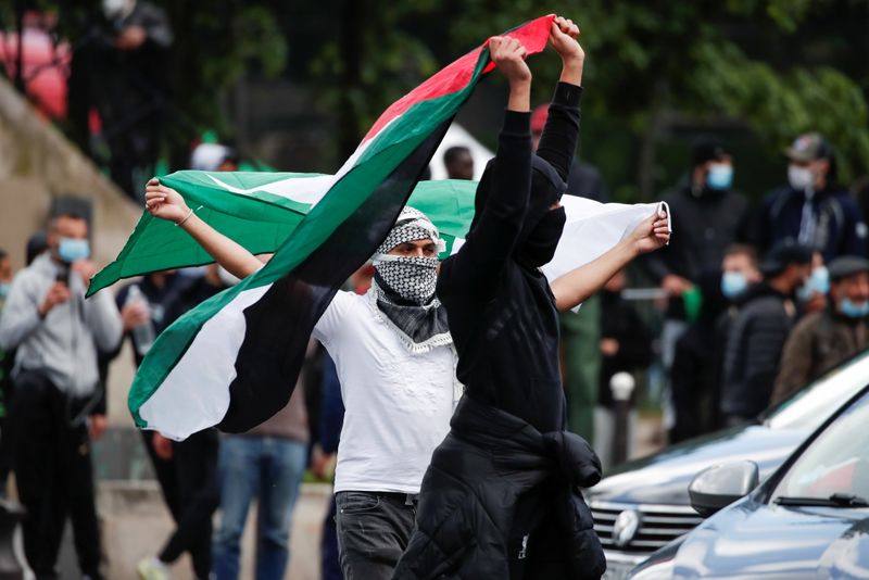 © Reuters. A Paris. Des rassemblements étaient organisés samedi dans plusieurs villes de France en soutien de la population palestinienne après un sixième jour de violences entre Israël et le Hamas tandis qu'à Paris des tensions ont éclaté entre les forces de l'ordre et des manifestants qui tentaient de braver l'interdiction de défiler. /Photo prise le 15 mai 2021/REUTERS/Benoit Tessier