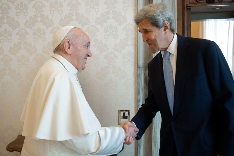 &copy; Reuters. البابا فرنسيس يستقبل جون كيري مبعوث الرئيس الأمريكي جو بايدن للمناخ في الفاتيكان يوم السبت.
(صورة لرويترز من المكتب الإعلامي بالفاتيكان ويت