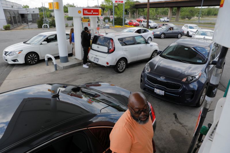 &copy; Reuters. Varias personas repostan combustible en una gasolinera de Shell en Washington, DC, EEUU. 15 mayo 2021. REUTERS/Andrew Kelly