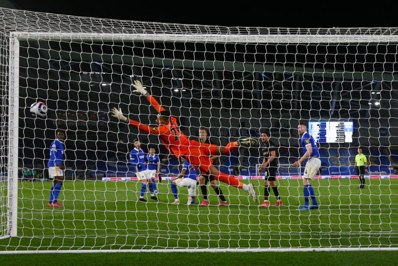 &copy; Reuters. سعيد بن رحمة يسجل هدف التعادل لوست هام يونايتد في مباراته مع برايتون آند هوف ألبيون في الدوري الإنجليزي الممتاز لكرة القدم يوم السبت. تصوير: 