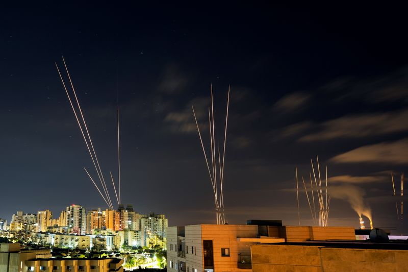 &copy; Reuters. صواريخ في سماء عسقلان تُطلق باتجاه إسرائيل يوم الأحد. تصوير: عمير كوهين - رويترز.