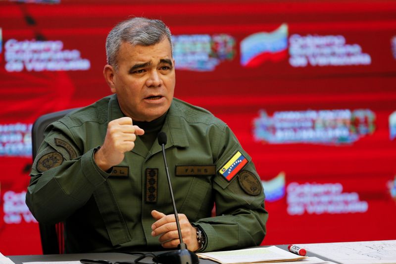 &copy; Reuters. وزير الدفاع الفنزويلي فلاديمير بادرينو في صورة من أرشيف رويترز.