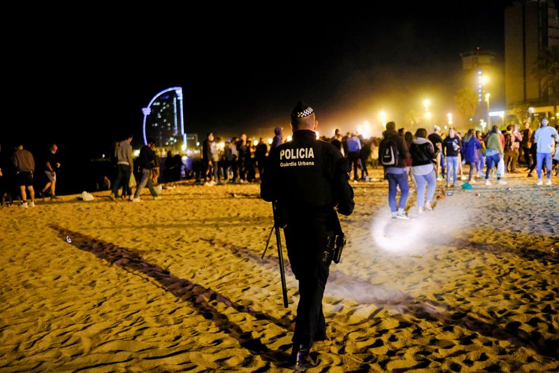 &copy; Reuters. La police est intervenue pour disperser des milliers de personnes venues boire des verres et danser dans le centre de Barcelone et sur la plage adjacente à l'occasion du premier week-end après la levée des restrictions destinées à lutter contre le Co