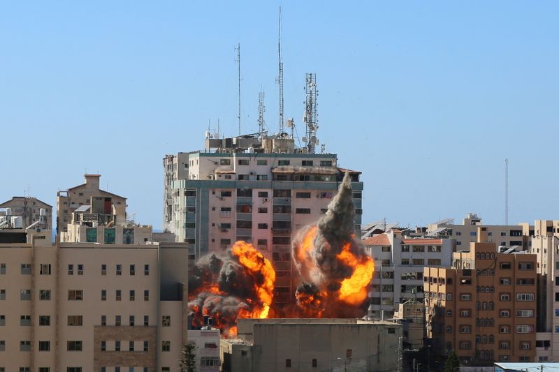 © Reuters. L'immeuble de Gaza touché samedi par une frappe aérienne israélienne abritait le bureau des renseignements d'un groupe 