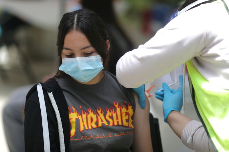 &copy; Reuters. FILE PHOTO: Sandra Cervantes, 14, receives a coronavirus disease (COVID-19) vaccination at a vaccine clinic for newly eligible 12 to 15-year-olds in Pasadena, California, U.S., May 14, 2021. REUTERS/Lucy Nicholson/File Photo