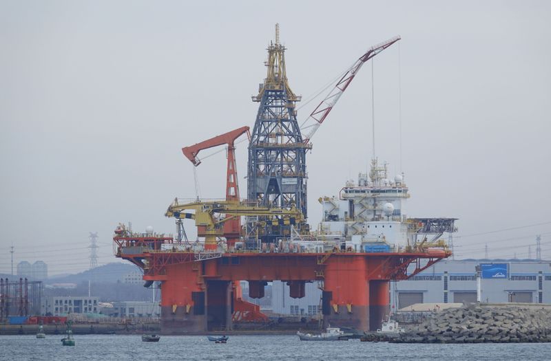 © Reuters. FILE PHOTO: An offshore oil platform developed by the Dalian Shipbuilding Industry Company is seen under construction in Dalian, Liaoning province, China January 31, 2019.  REUTERS/Stringer 