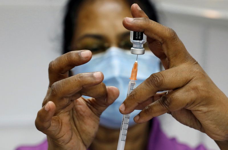 &copy; Reuters. FILE PHOTO: A medical worker prepares a syringe at a coronavirus disease (COVID-19) vaccination center in Singapore, March 8, 2021. REUTERS/Edgar Su/File Photo