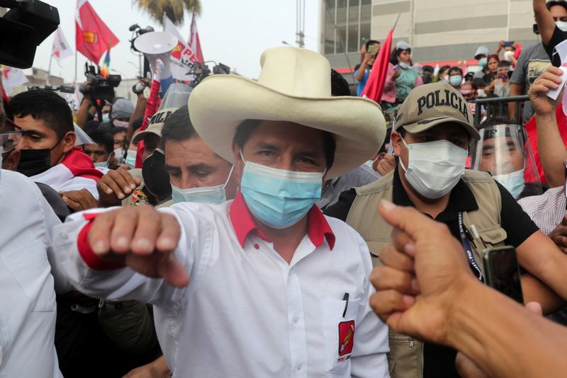 Socialista que lidera sondeos en Perú plantea nuevos impuestos y regalías para clave sector minero