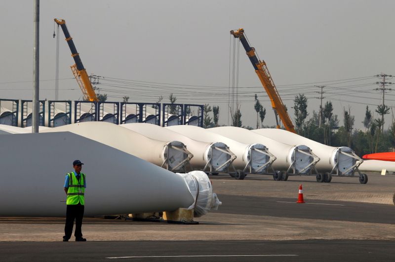 &copy; Reuters. FILE PHOTO: A security guard stands next to blades and bases for wind turbines in the grounds of the Vestas Wind Technology company's factory, located in the northern Chinese city of Tianjin September 14, 2010. REUTERS/David Gray