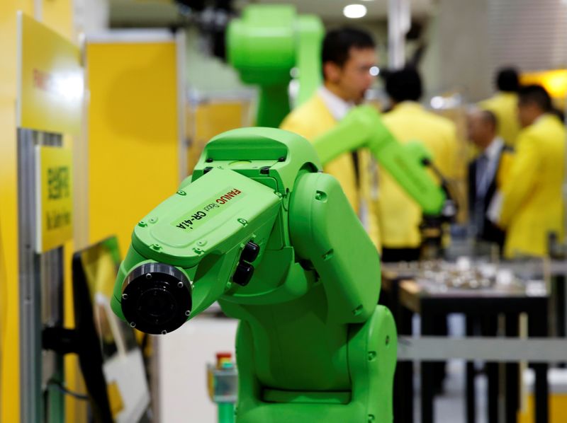 &copy; Reuters. 日本工作機械工業会が１７日発表した４月の工作機械受注（速報値）は前年比２．２倍の１２３９億４６００万円だった。写真は、ファナックの小型ロボット。２０１６年１１月１７日に都