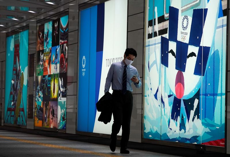 &copy; Reuters. 東京株式市場で日経平均は反落。写真は、マスクを着用した通行人。２０２１年５月１４日に都内で撮影。（２０２１年　ロイター／Naoki Ogura）